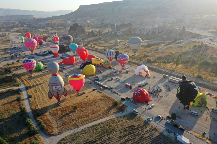 18 ülkeden karakterlerin yer aldığı sıcak hava balonları Kapadokya semalarında uçuyor