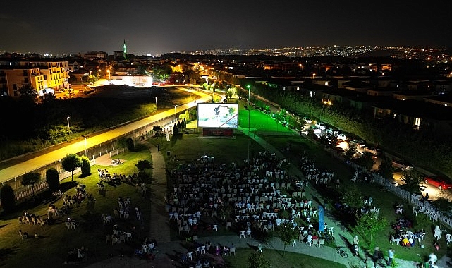 Bu hafta sonu Kartepe Belediyesi Açıkhava Sineması'nda gösterilen “Can Dostlar” filmi büyük ilgi gördü – KÜLTÜR VE SANAT