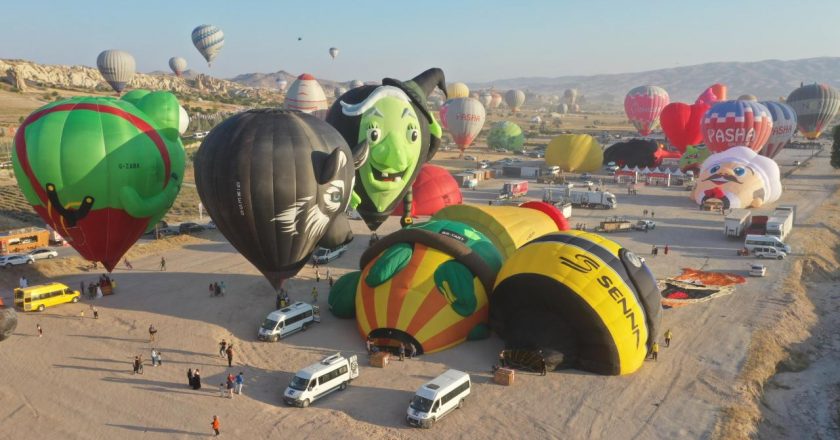 18 ülkeden karakterlerin yer aldığı sıcak hava balonları Kapadokya semalarında uçuyor