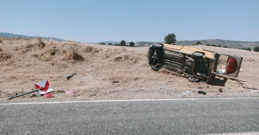 Diyarbakır'da devrilen hafif ticari araçta 1 kişi hayatını kaybetti, 9 kişi de yaralandı.