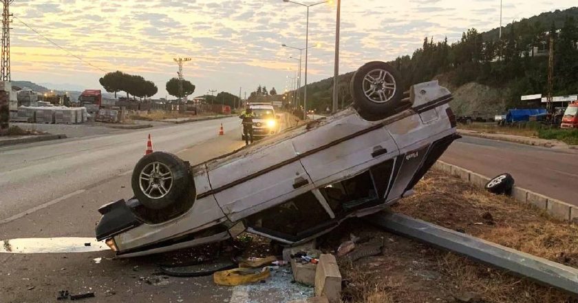 Amasya'da otomobilin elektrik direğine çarpması sonucu 4 kişi yaralandı.