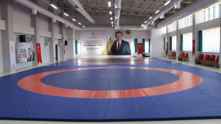 Amasya'da 35 milyon liraya mal olacak spor tesisi açıldı