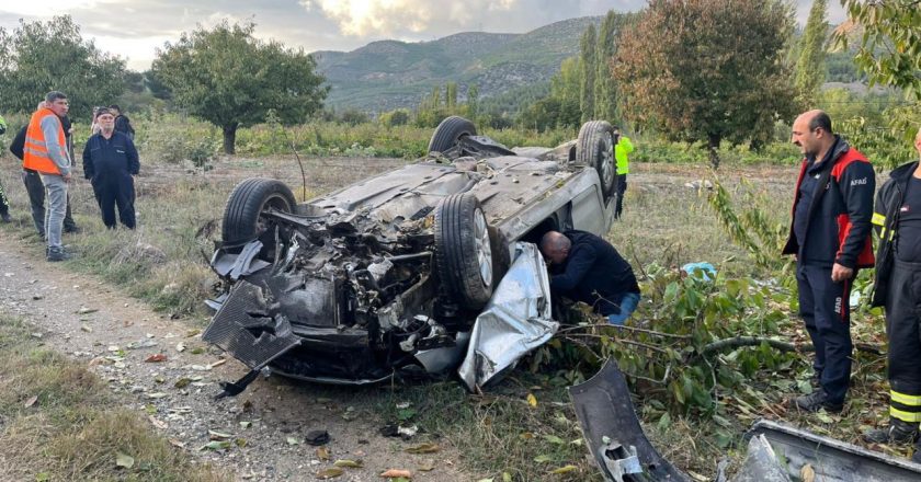 Kanalizasyona devrilen otomobilde anne hayatını kaybetti, eşi ve çocuğu ise yaralandı.