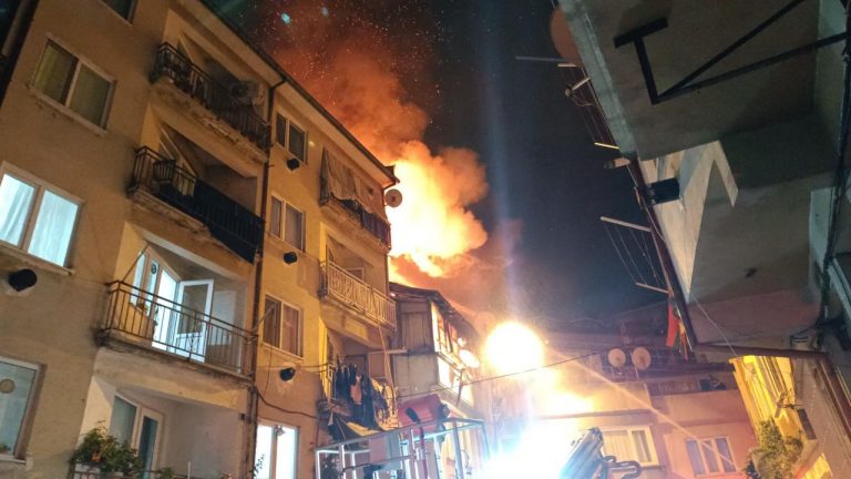 Bursa’da iki katlı ahşap bina yandı