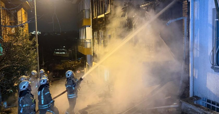 İstanbul’da 2 ahşap binada ateş