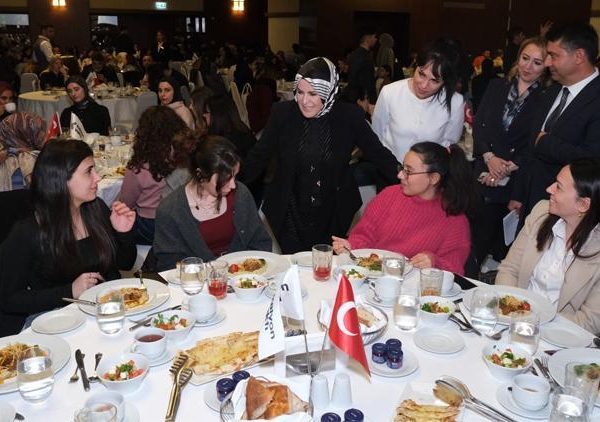 Bursiyerleriyle iftarda buluştu – Bigpara Haberler