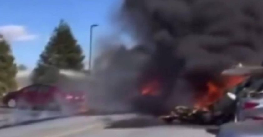 Amerika Birleşik Devletleri’nde kapı açık olan uçak otoparka çarptı