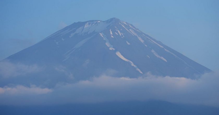 Bir hafta içinde iki kez dağdan kurtarıldı: Fuji’ye telefonu için dönmüş