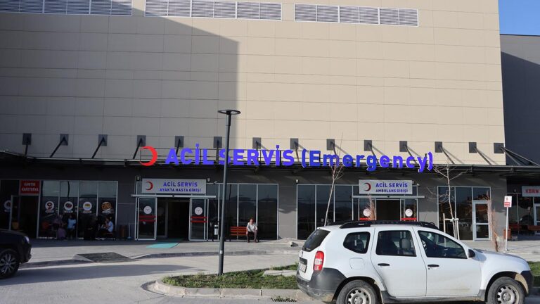 Doğum günü pastasından yiyen 12 öğrenci rahatsızlandı