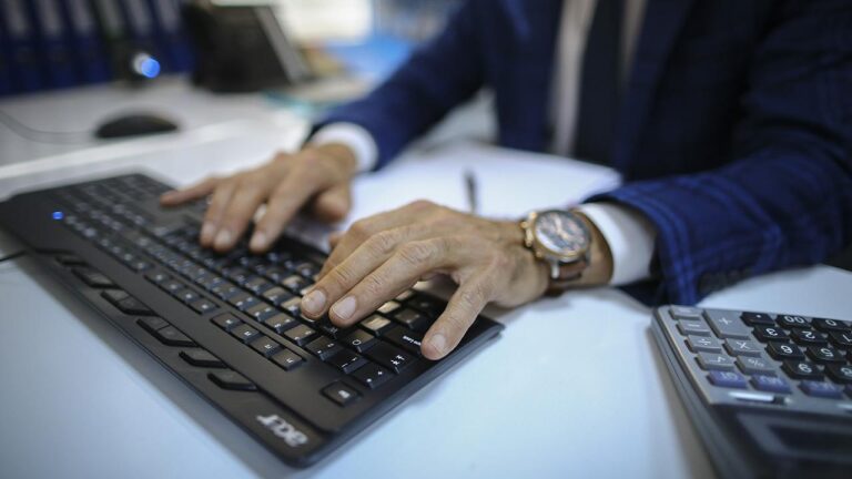 KDK’dan “erkek personel” arayan üniversiteye “ilanı iptal et” tavsiyesi