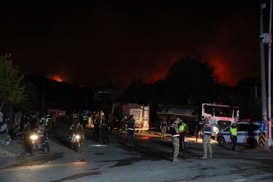 Hatay'daki orman yangını büyüyor: 9 plato tahliye edildi! 