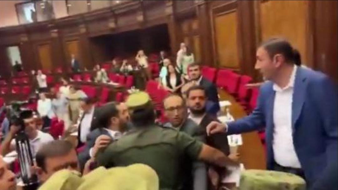 Ermeni Parlamentosu'nda milletvekilleri kafası karışmıştı! Ermeni Milletvekili, yürüyen savcı ile 
