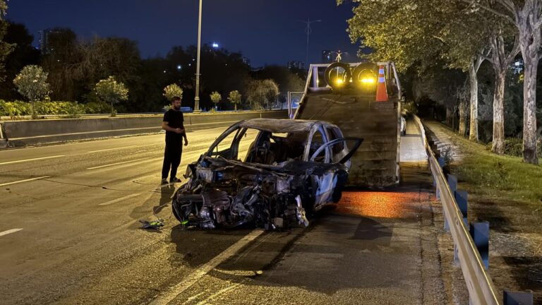 Esenler’de bariyere çarpan otomobildeki 5 kişi yaralandı