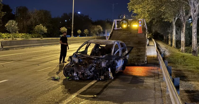 Esenler’de bariyere çarpan otomobildeki 5 kişi yaralandı