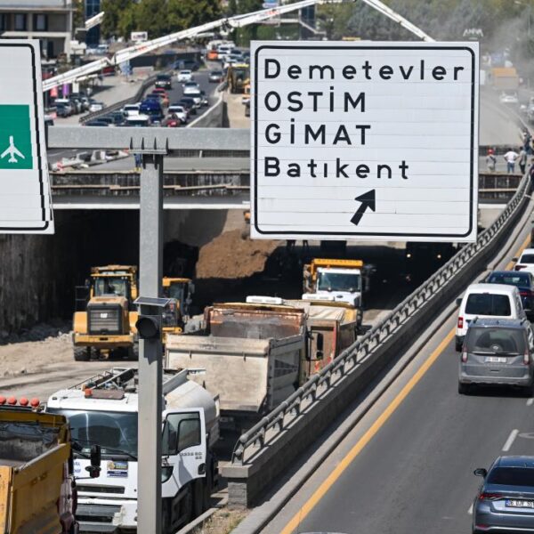 Ankara’da bitmeyen yol çalışması trafiği kilitledi
