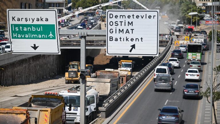 Ankara’da bitmeyen yol çalışması trafiği kilitledi