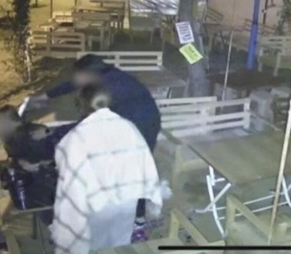 Kız kardeşine silah çekti, gözaltına alındı