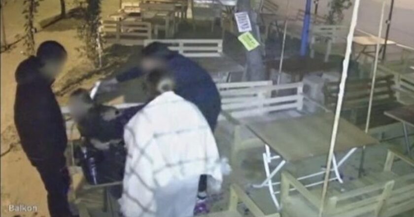 Kız kardeşine silah çekti, gözaltına alındı