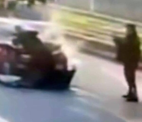 Eski eşine çarpan polis memurunun görüntüsünü kaydetti