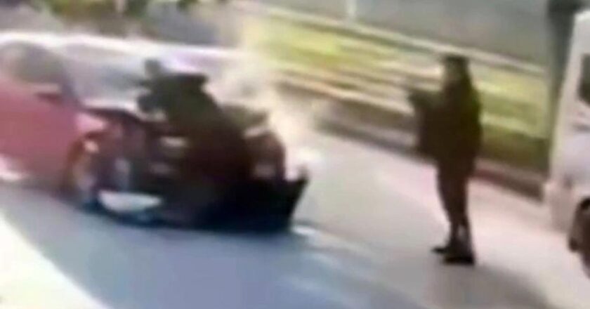 Eski eşine çarpan polis memurunun görüntüsünü kaydetti