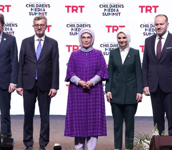 Emine Erdoğan’dan “dijital oyunlar” ve “sosyal medya” için uyarılar