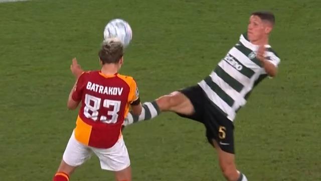 Galatasaray taraftarı isyanda! Sportingli Altimira kırmızı kartın kıyısından döndü